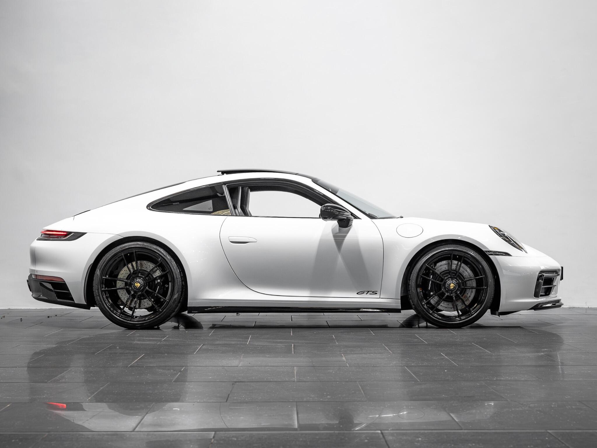 Porsche 911 view 7