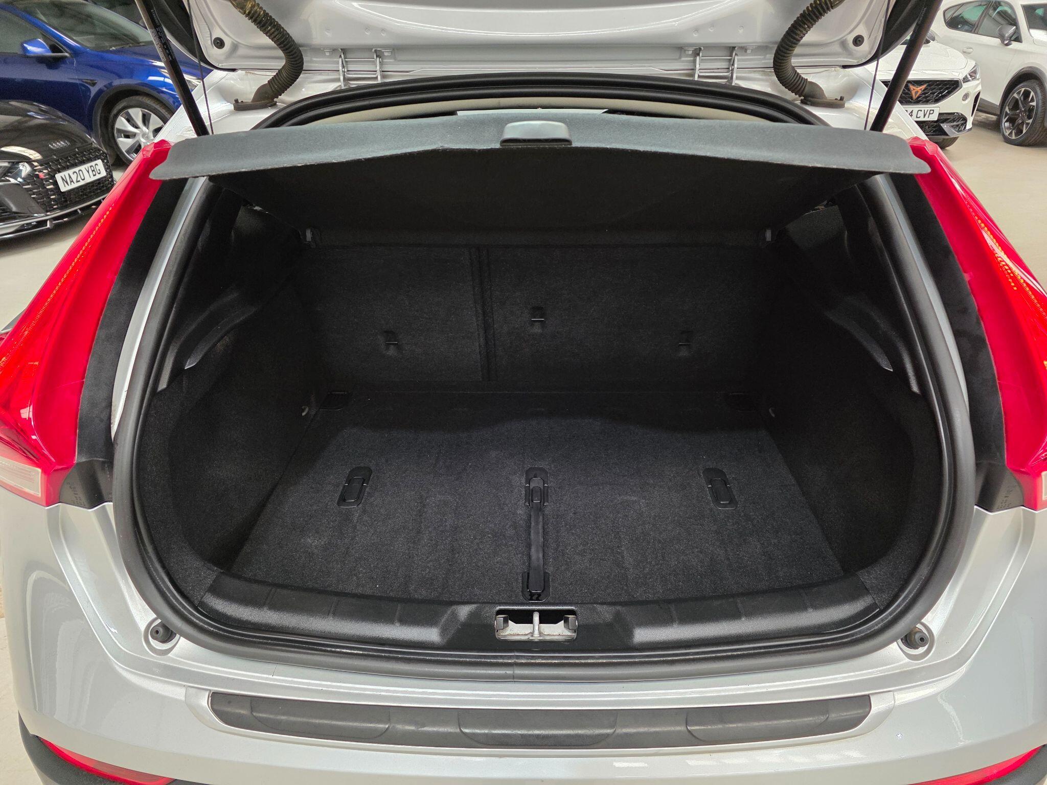Volvo V40 Cross Country view 26