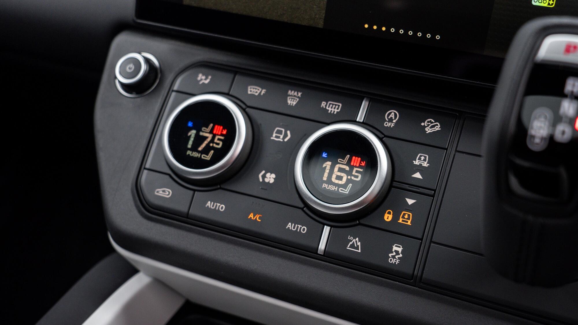 Land Rover Defender 110 view 41
