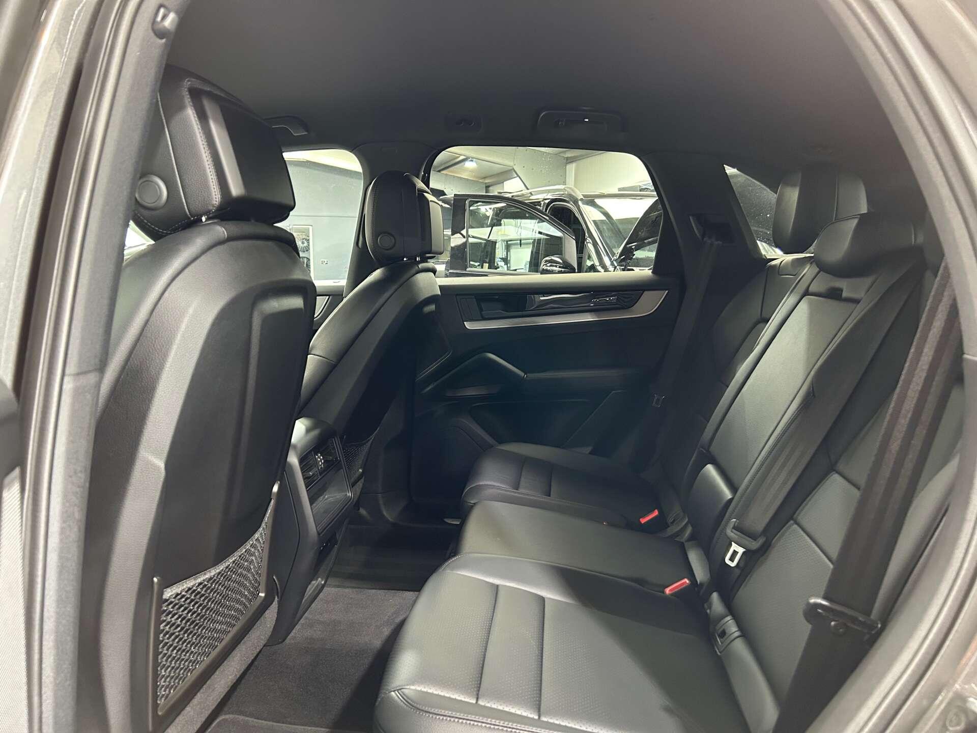 Porsche Cayenne view 35