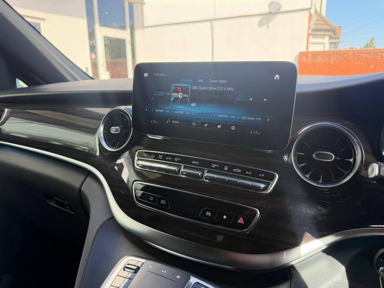 Mercedes-Benz EQV view 33