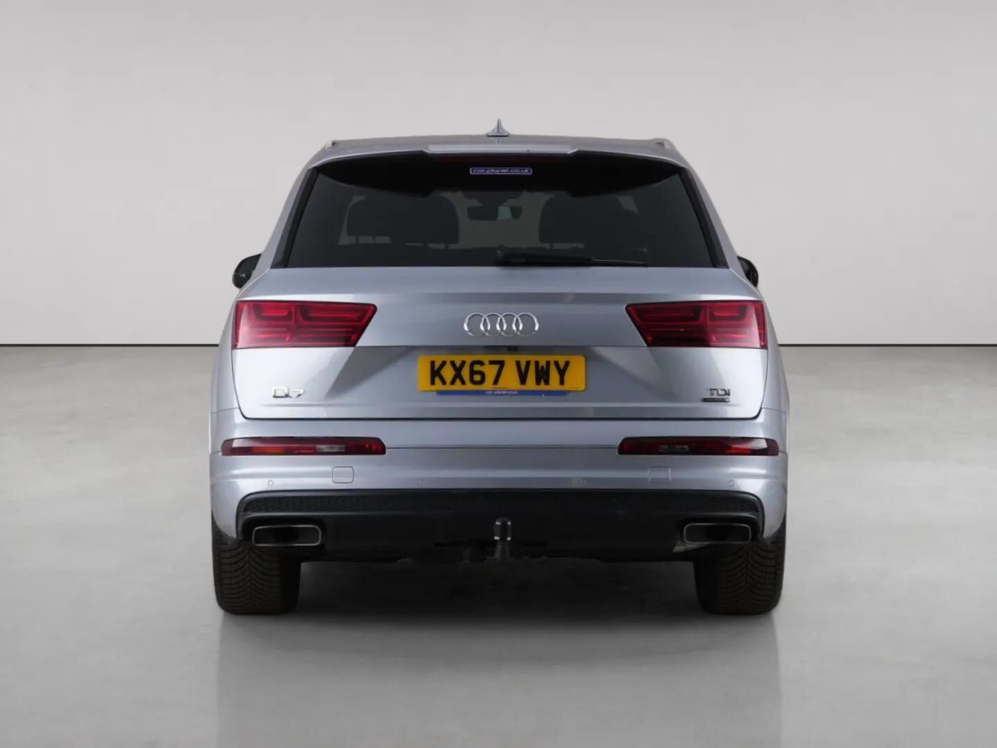 Audi Q7 view 7