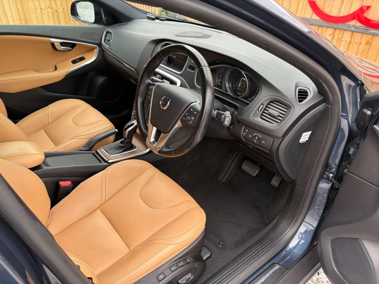 Volvo V40 Cross Country view 11