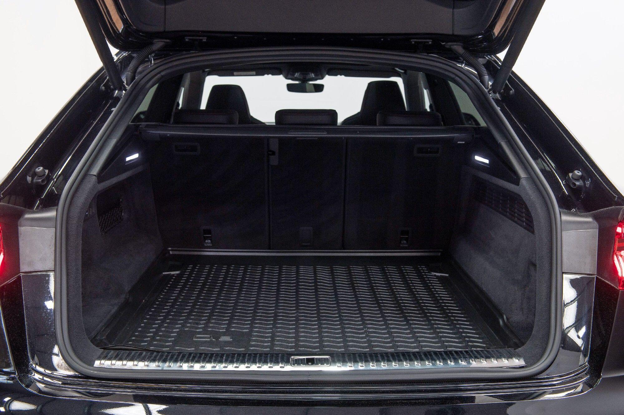 Audi RSQ8 view 34