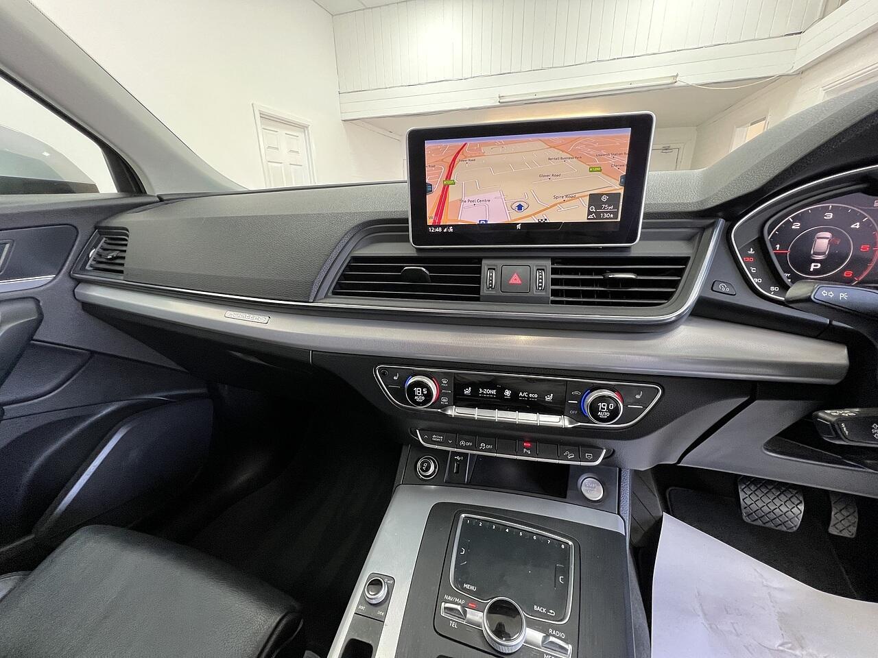 Audi Q5 view 12