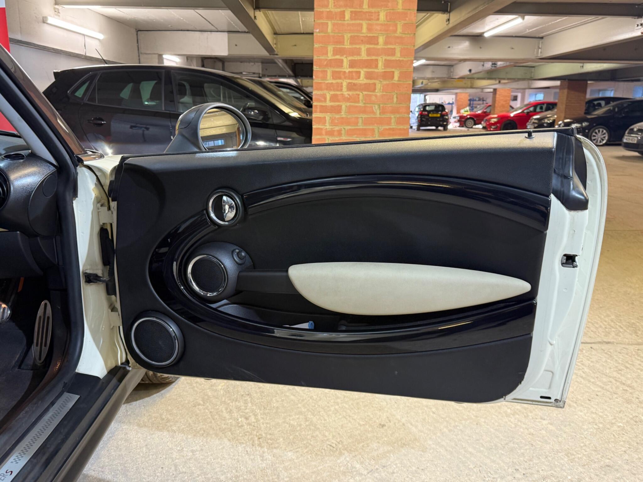 2008 MINI Hatch image 23