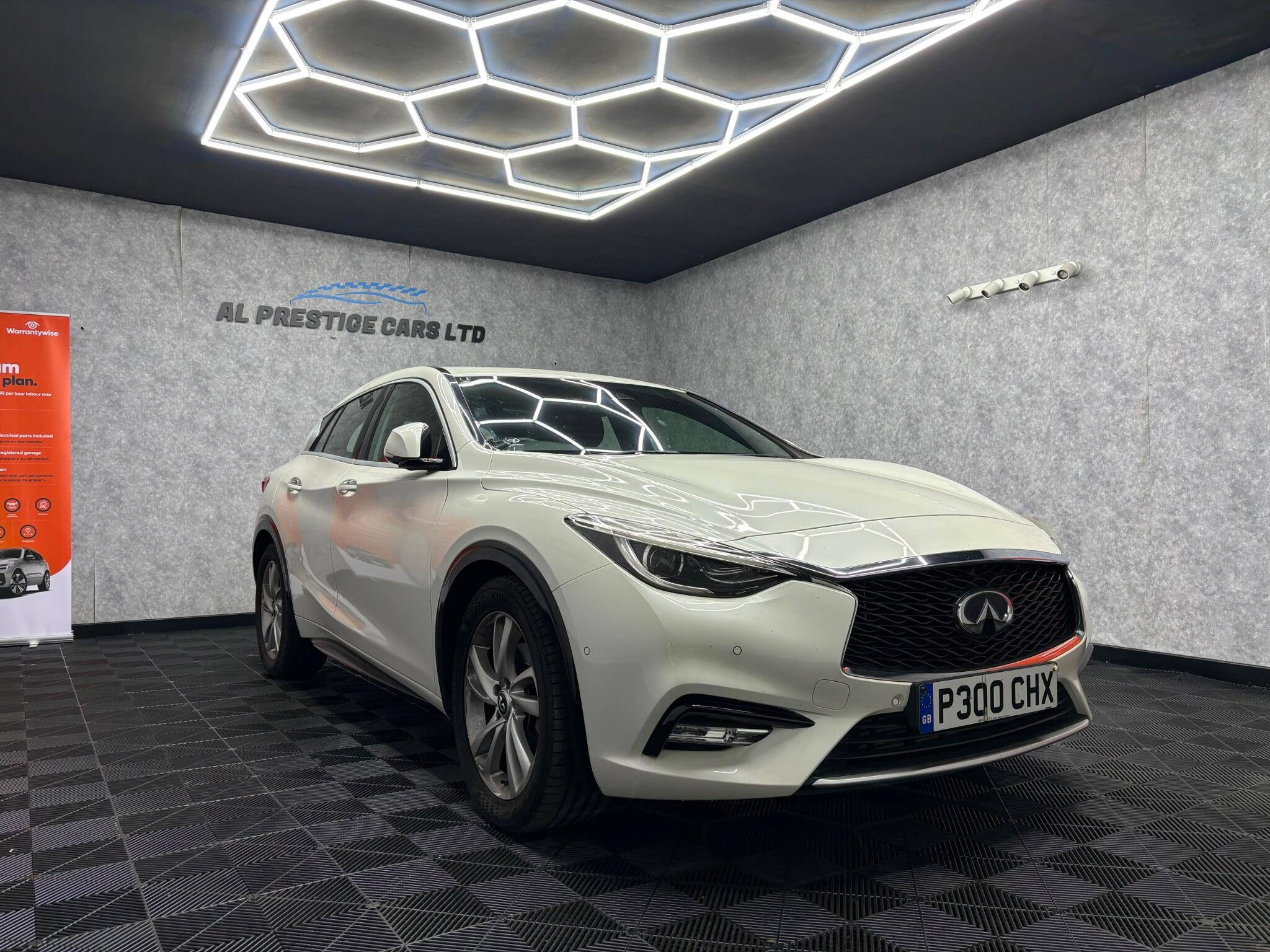 Infiniti Q30 view 3