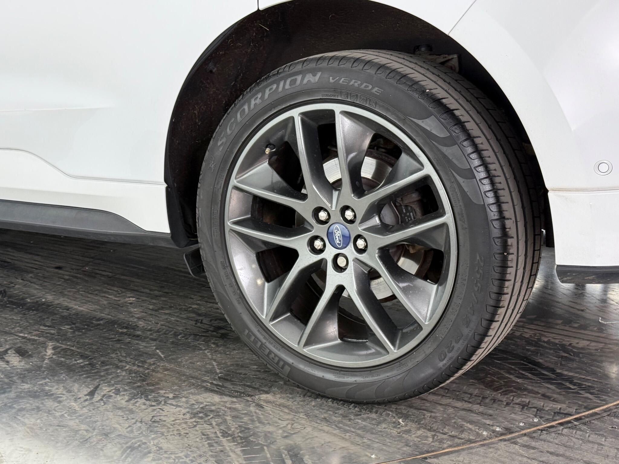 Ford Edge view 9