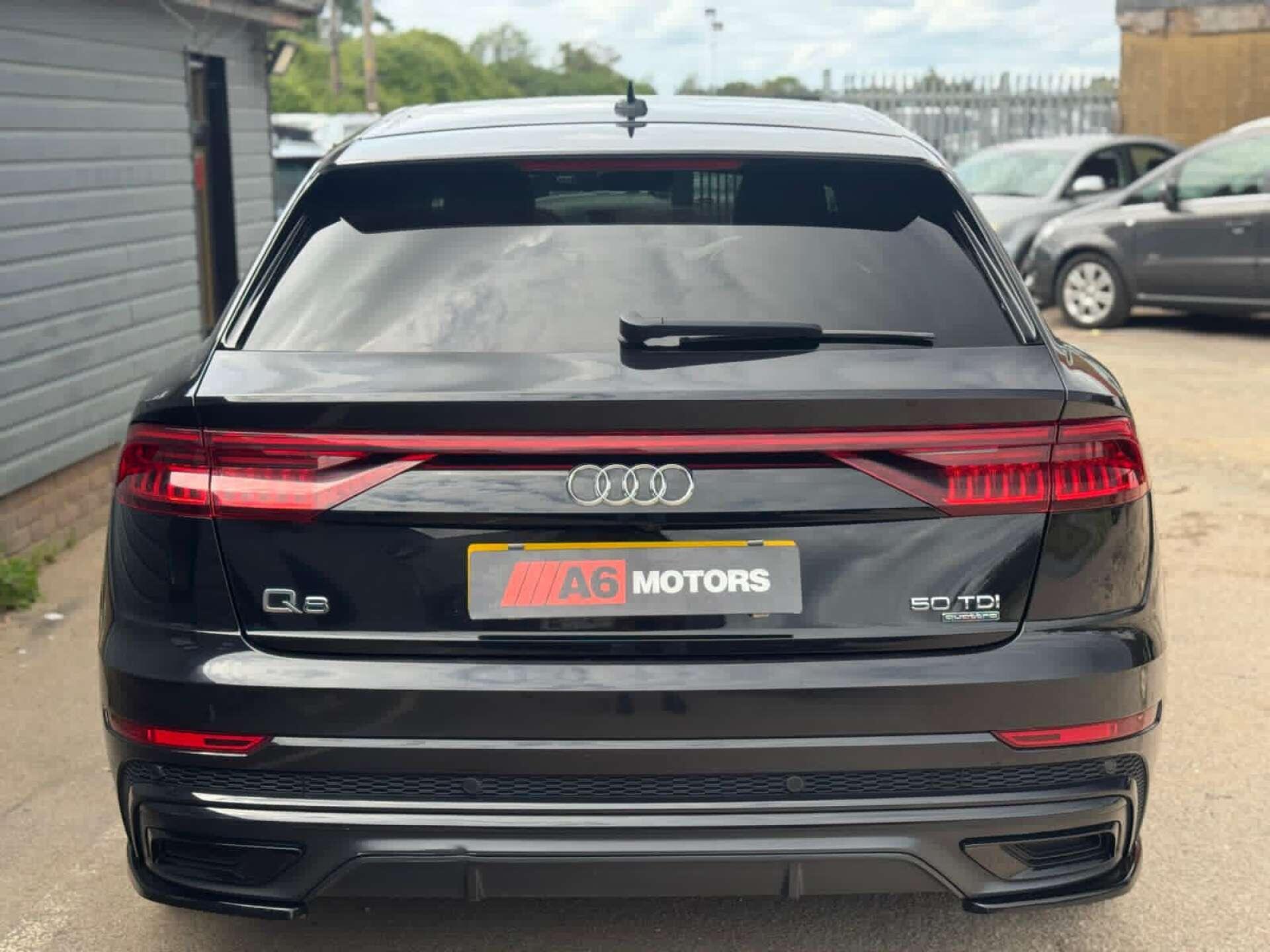 Audi Q8 view 12