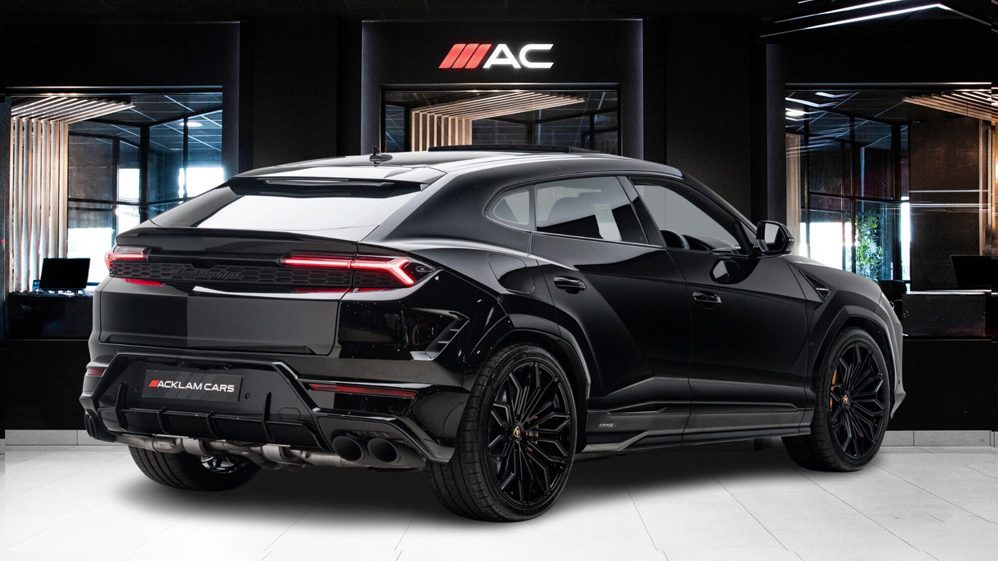 Lamborghini Urus view 4