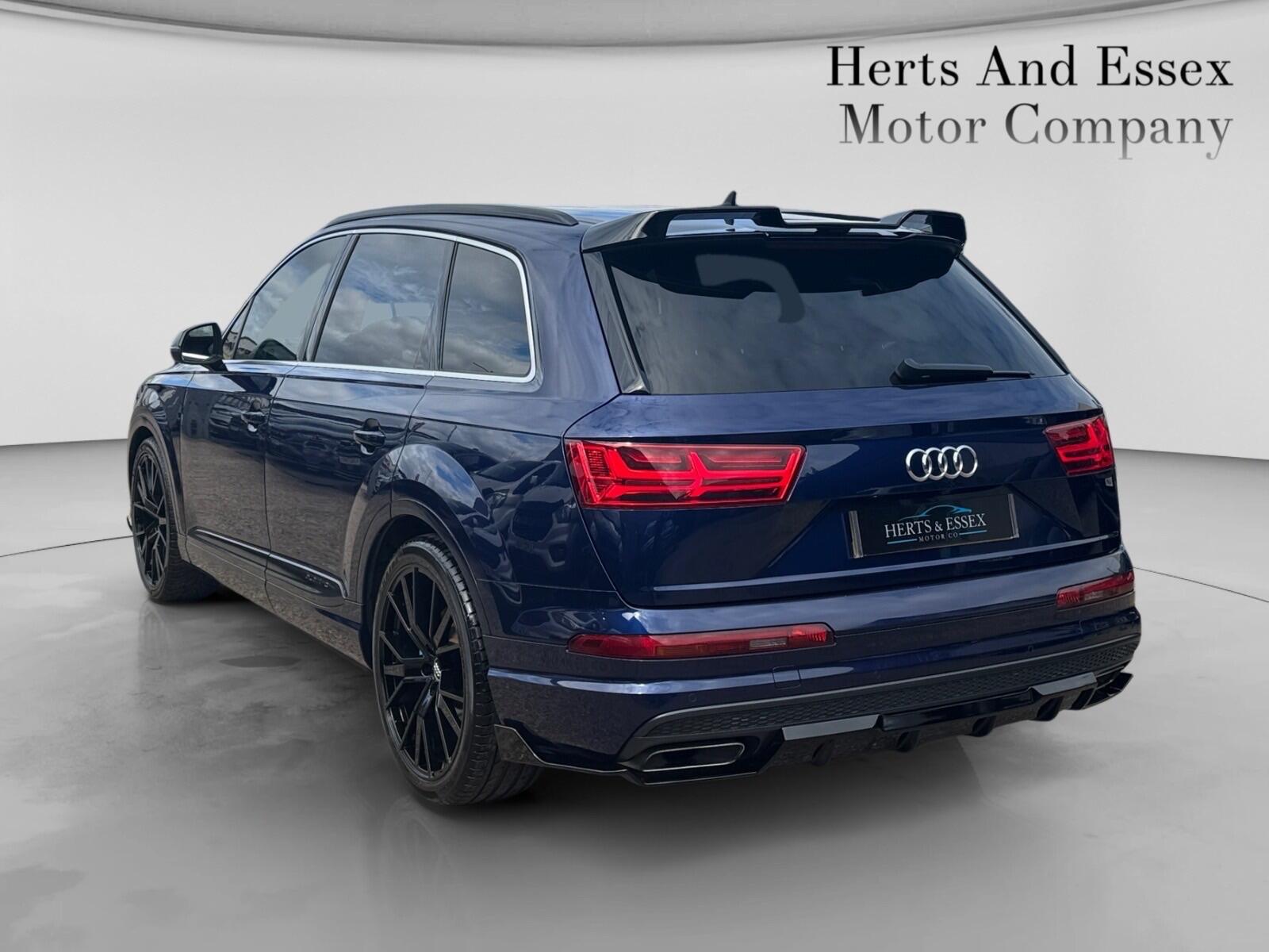 Audi Q7 view 4