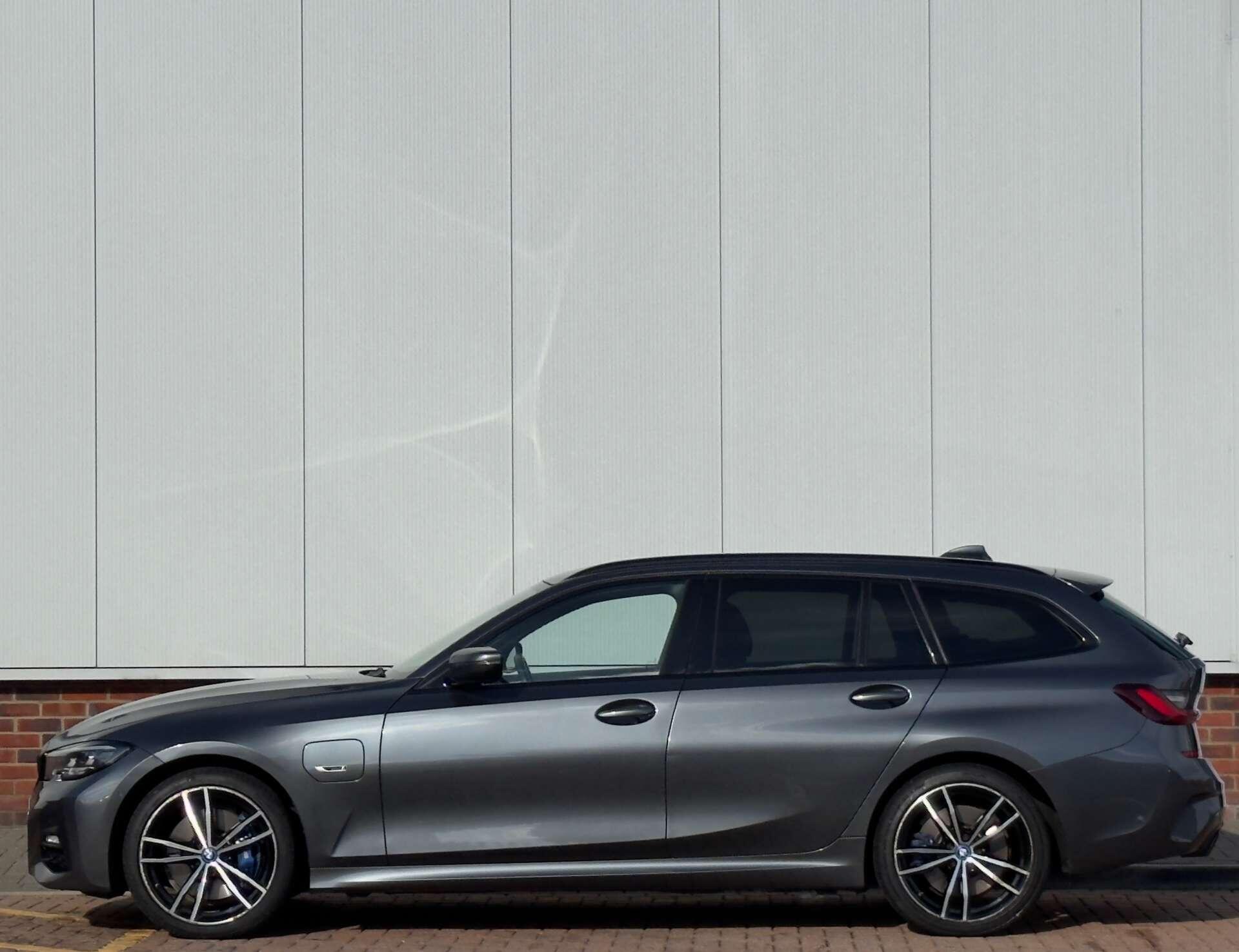 BMW 3 Series view 8