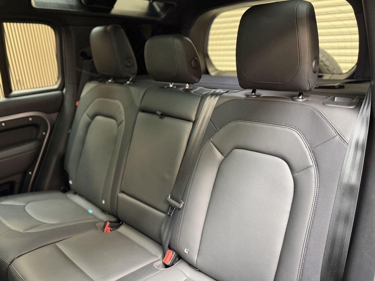 Land Rover Defender 110 view 28