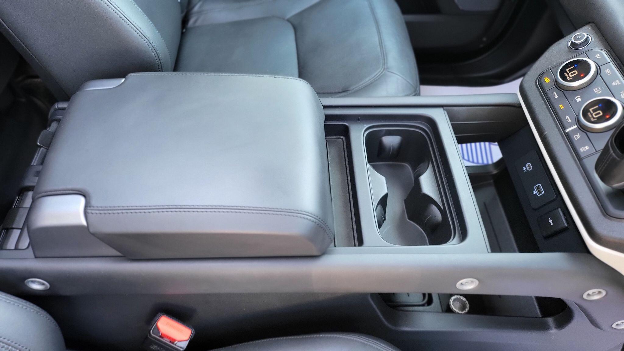 Land Rover Defender view 32