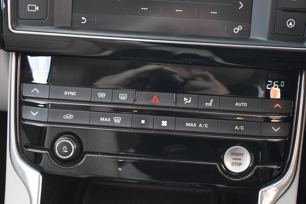 Jaguar Xe view 61