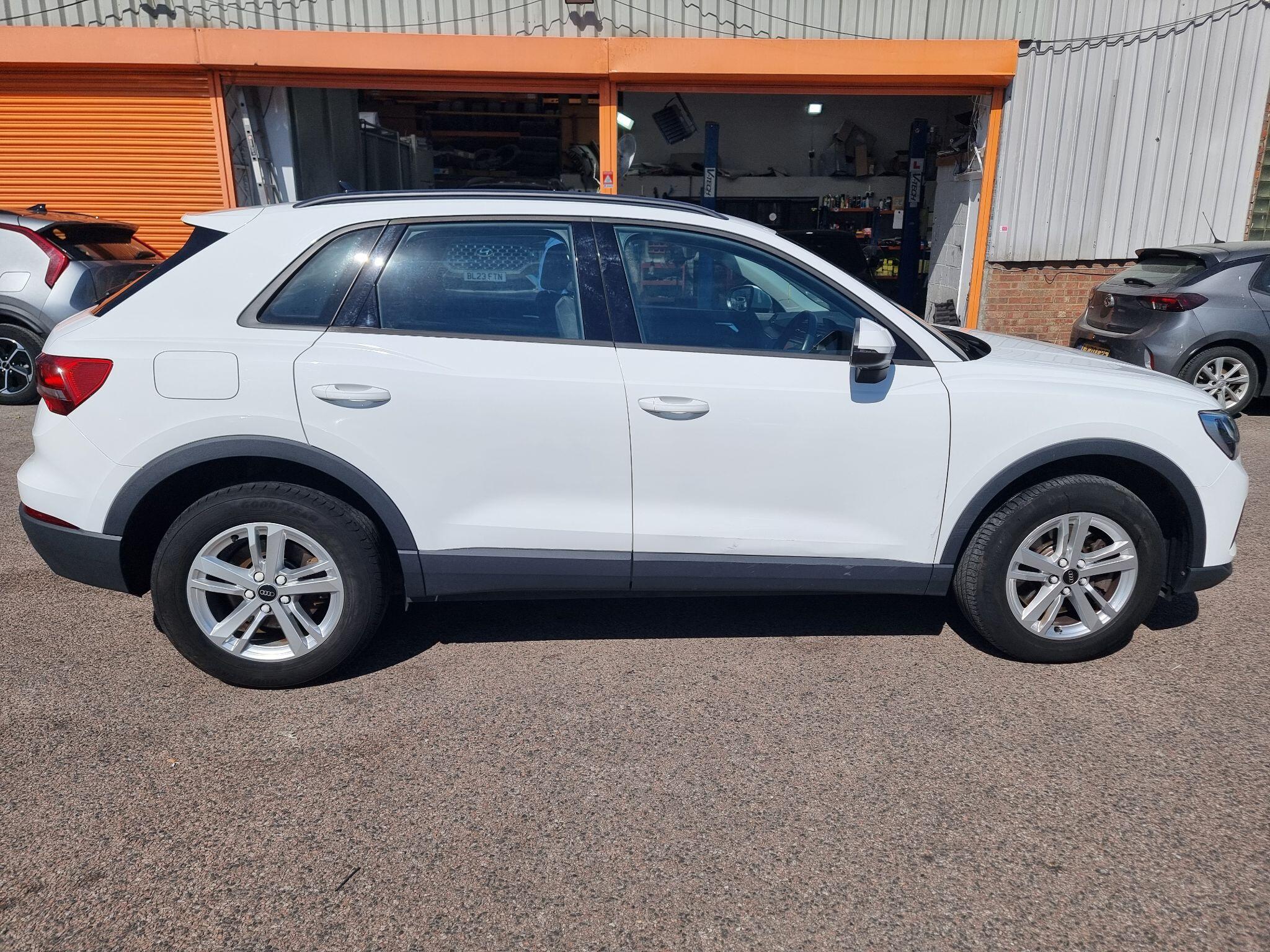 Audi Q3 view 7