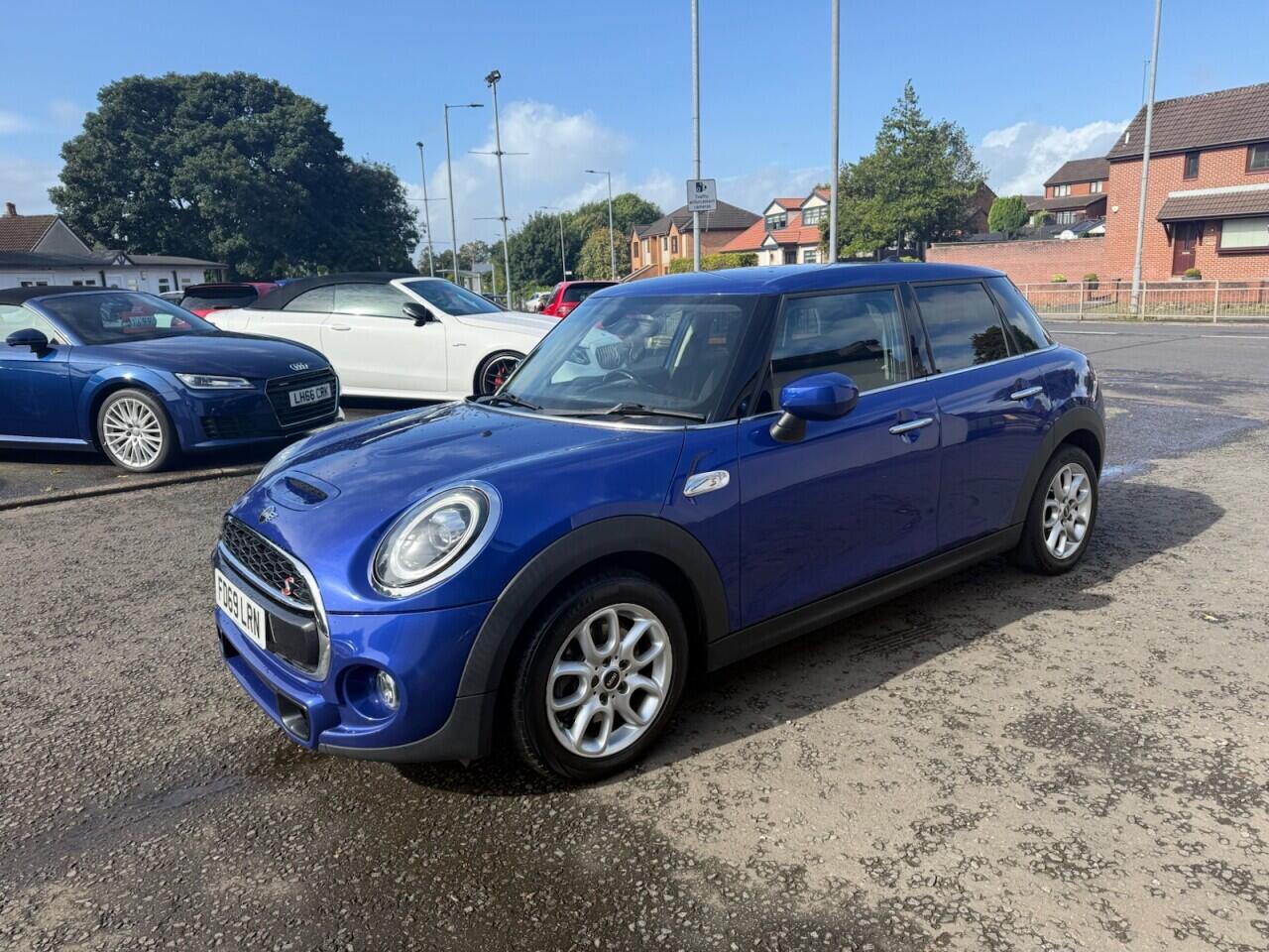 Mini Hatch view 9