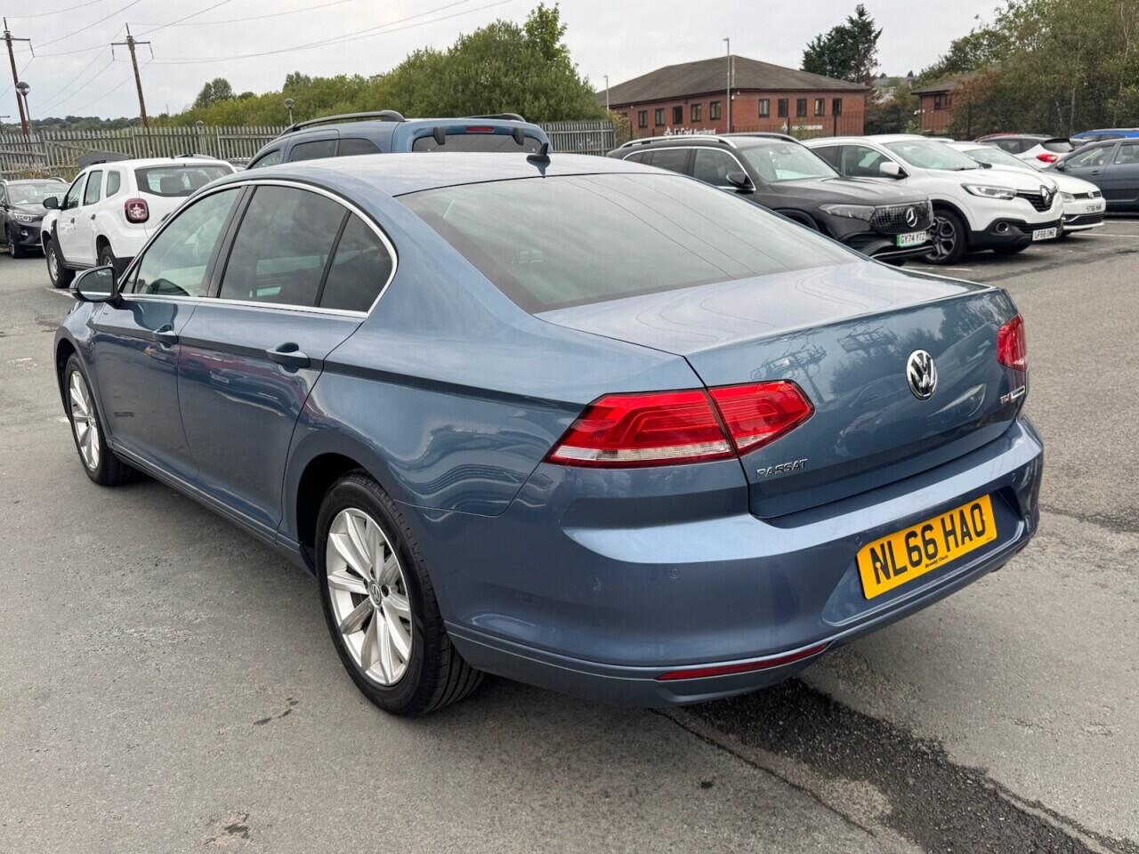 Volkswagen Passat view 3