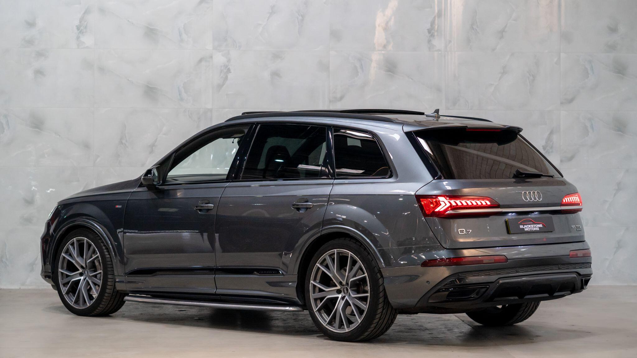 Audi Q7 view 7