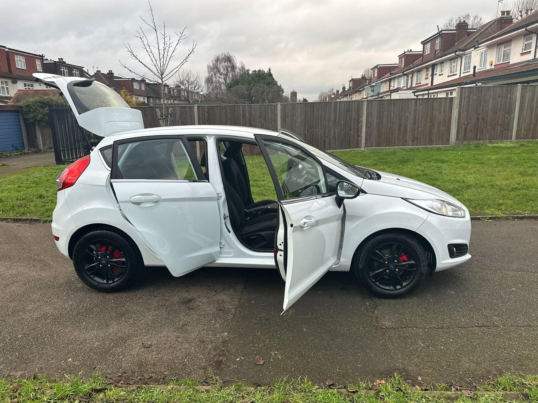 2015 Ford Fiesta image 31