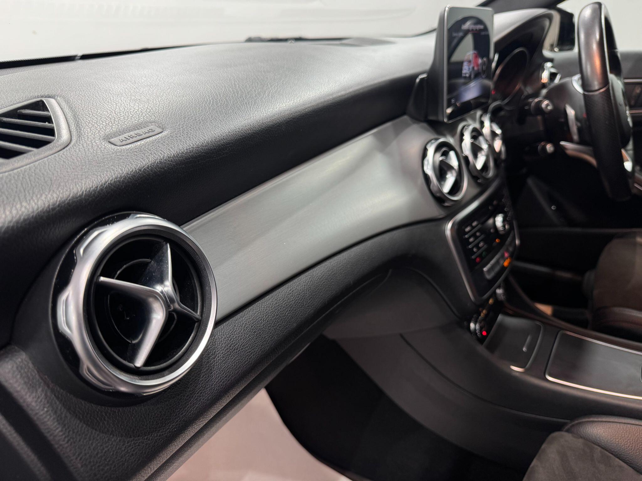 Mercedes-Benz Gla view 52