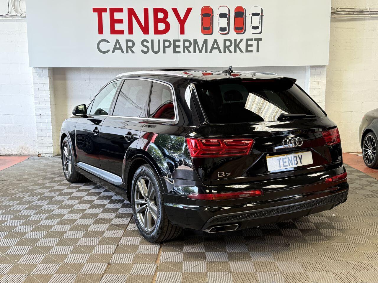 Audi Q7 view 7