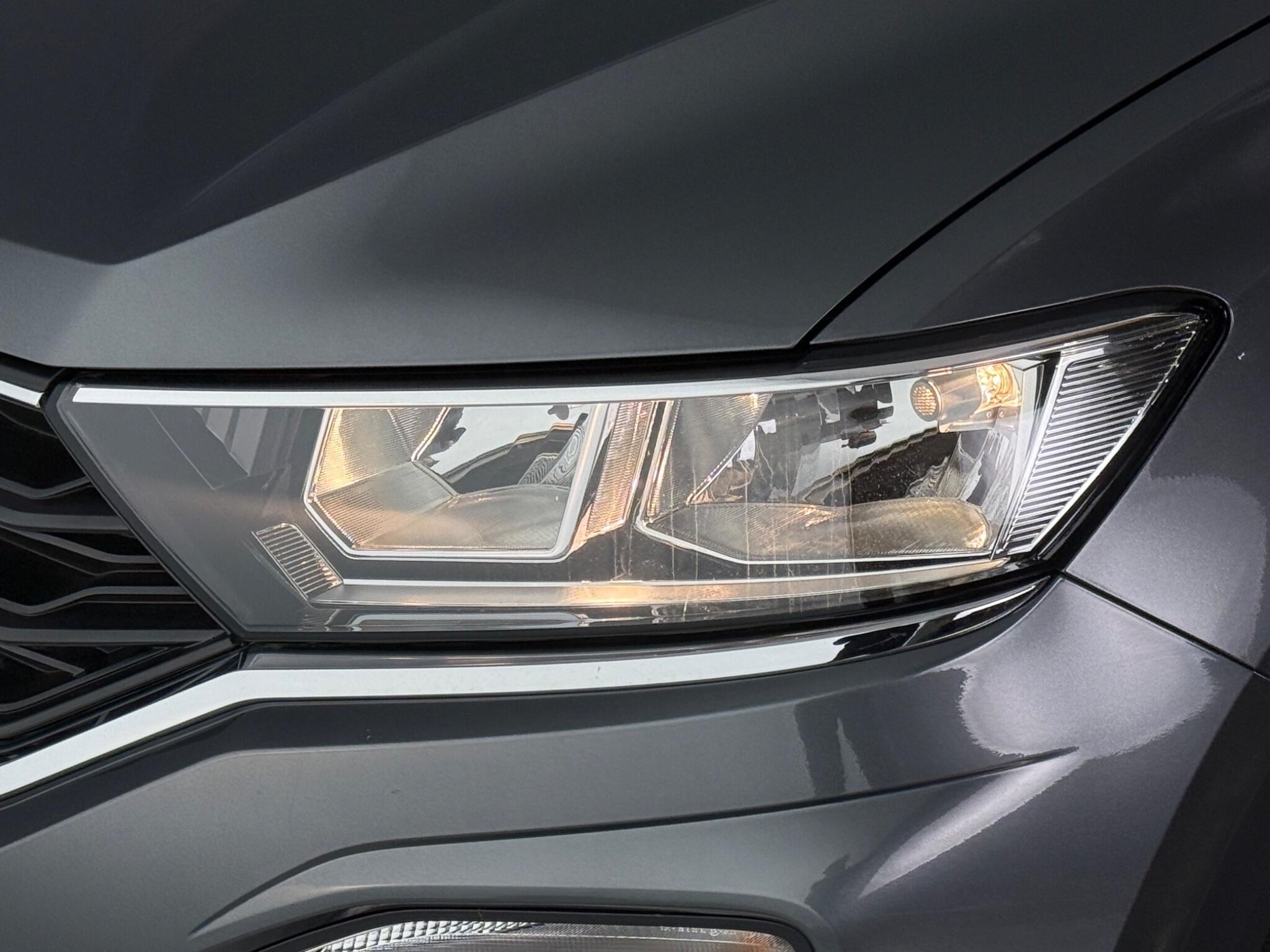 Volkswagen T-Roc view 4