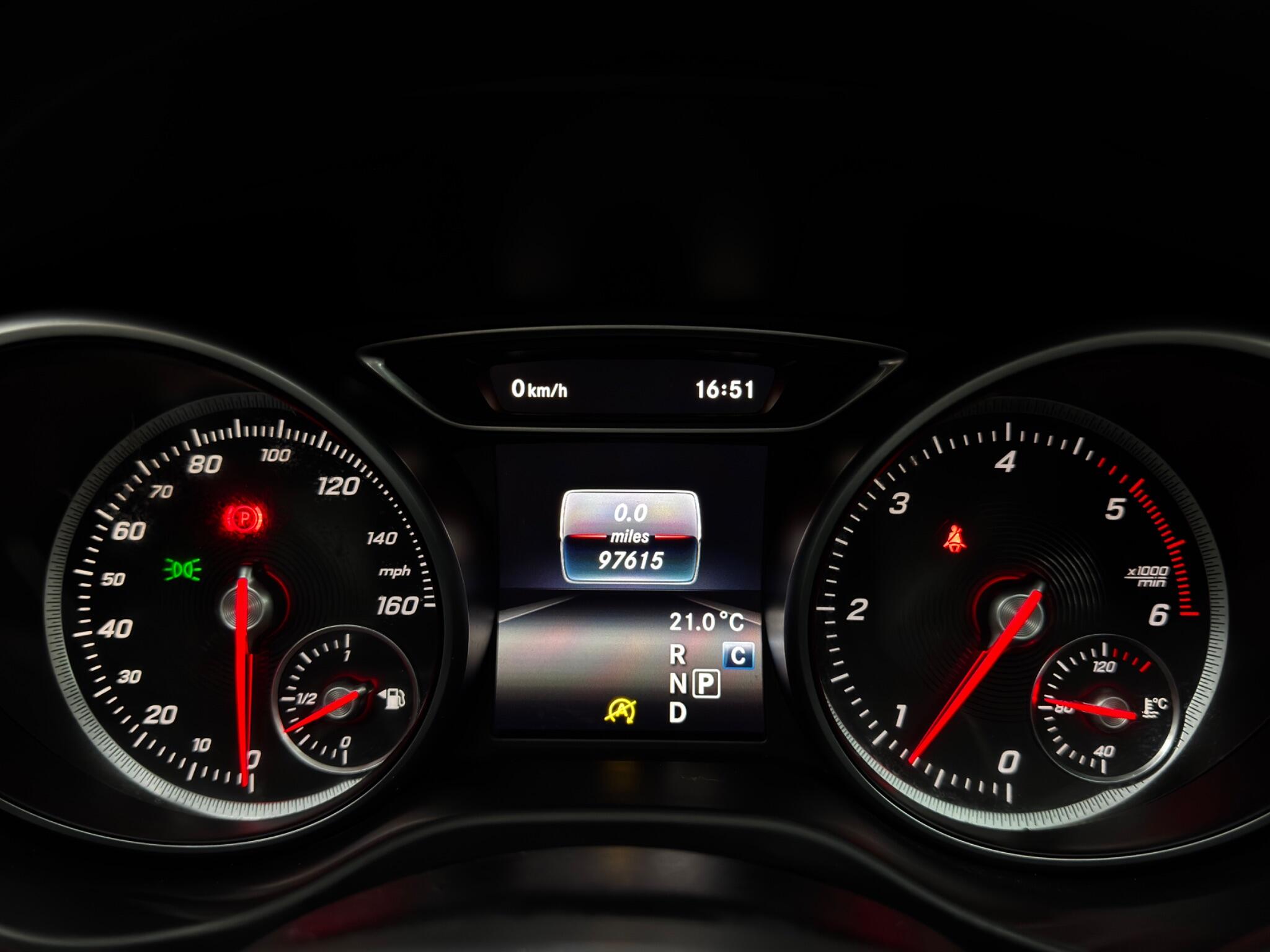 Mercedes-Benz GLA view 23