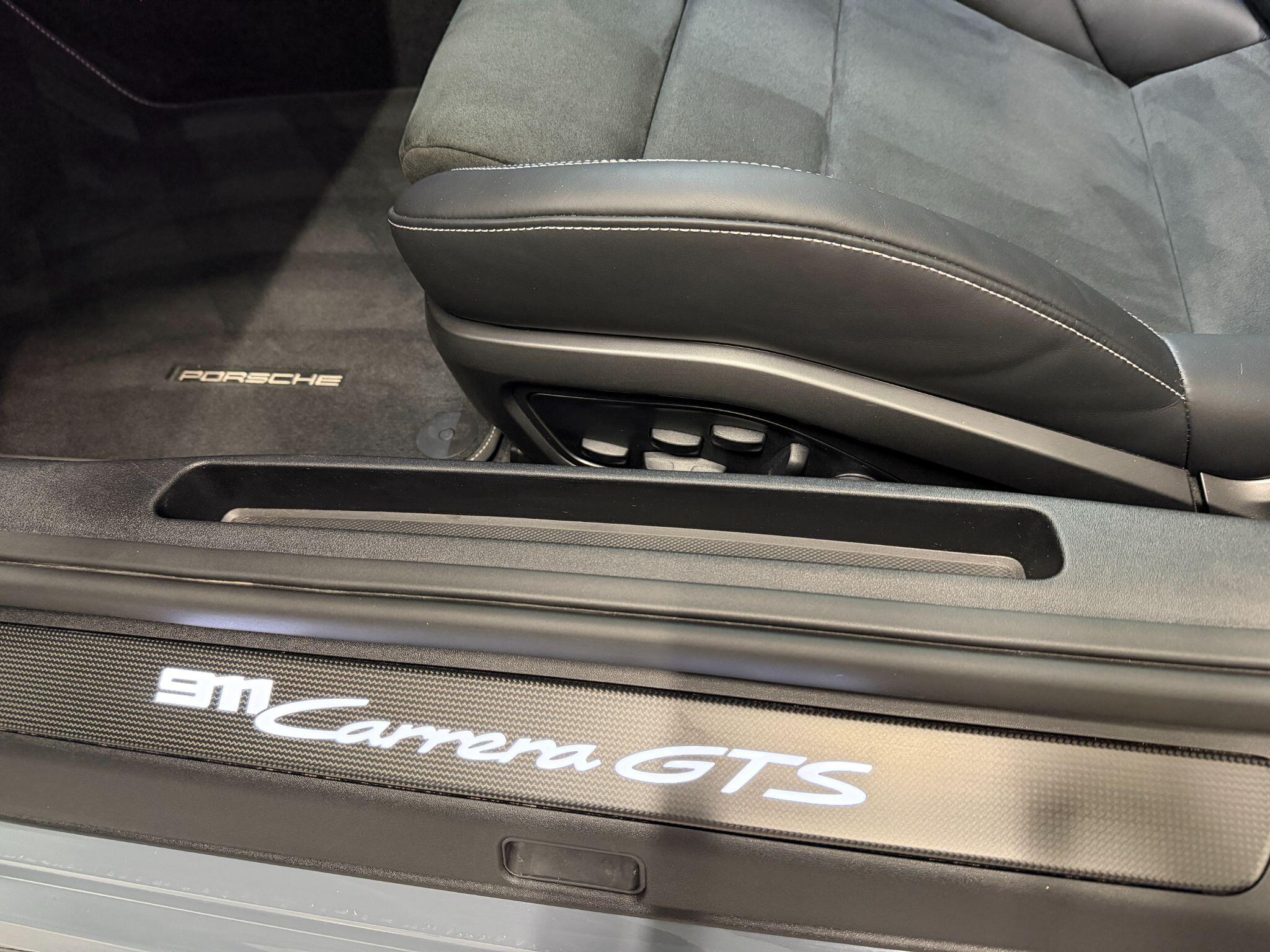 Porsche 911 view 45