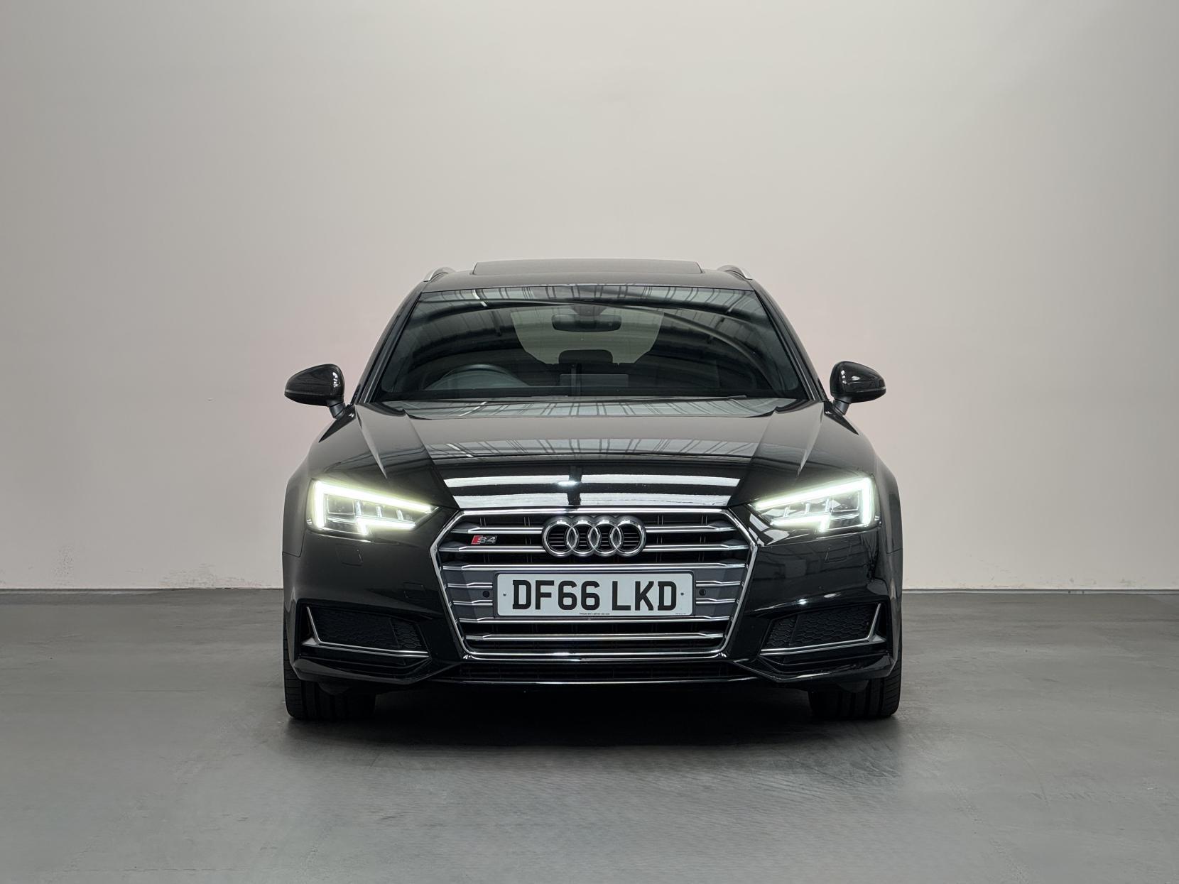 Audi S4 Avant view 5