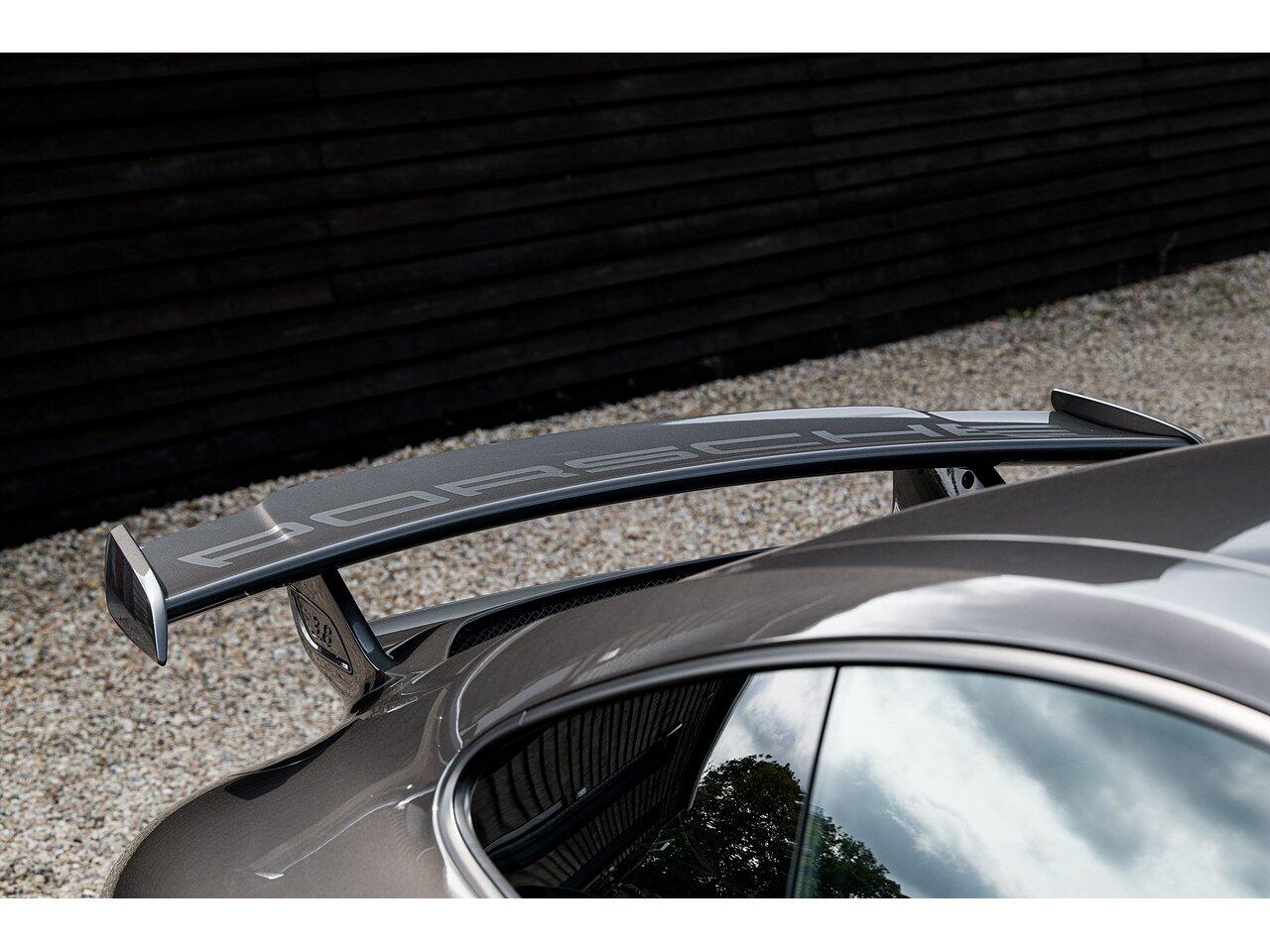 Porsche 911 view 9