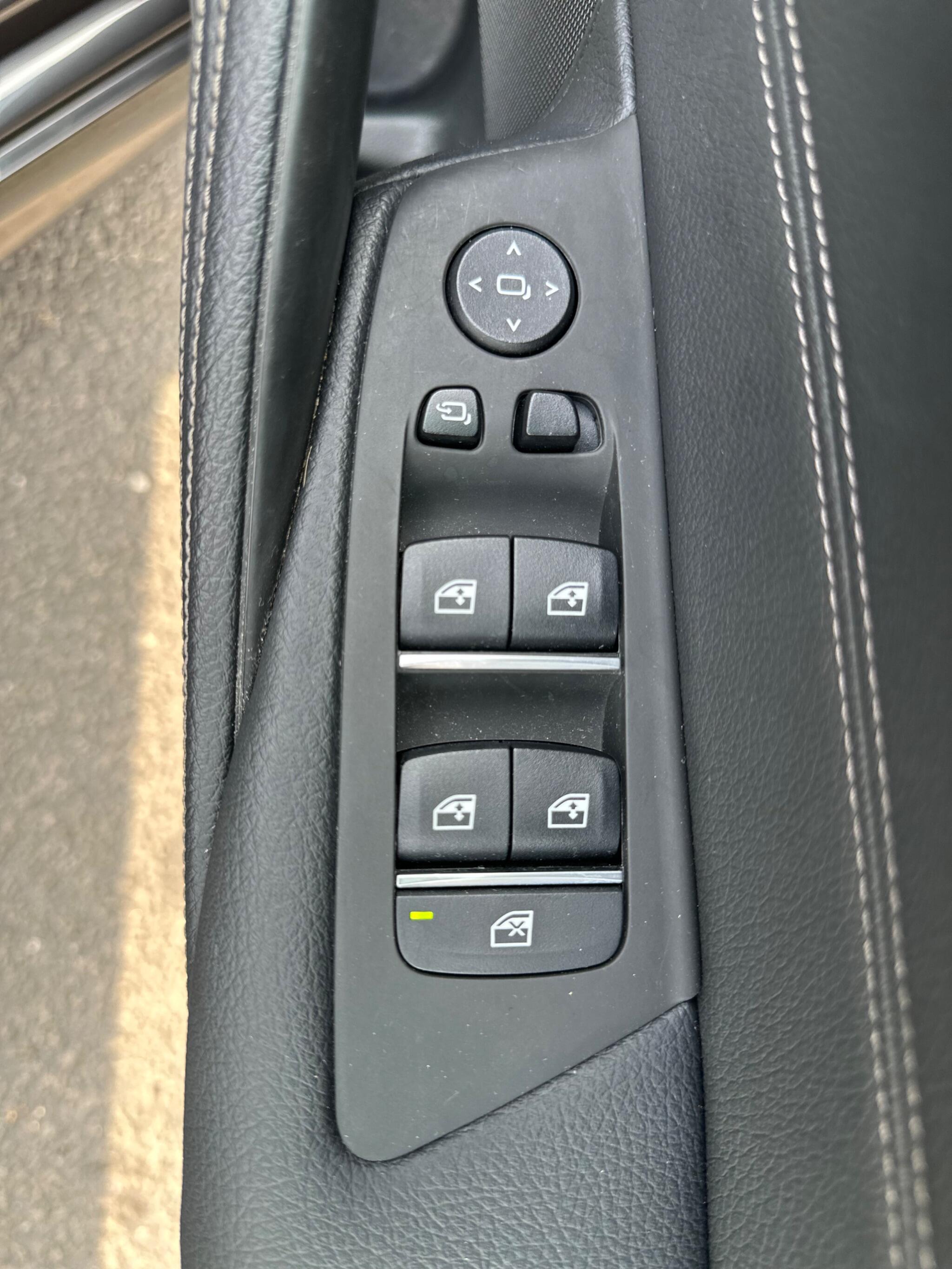 BMW 5 Series view 14
