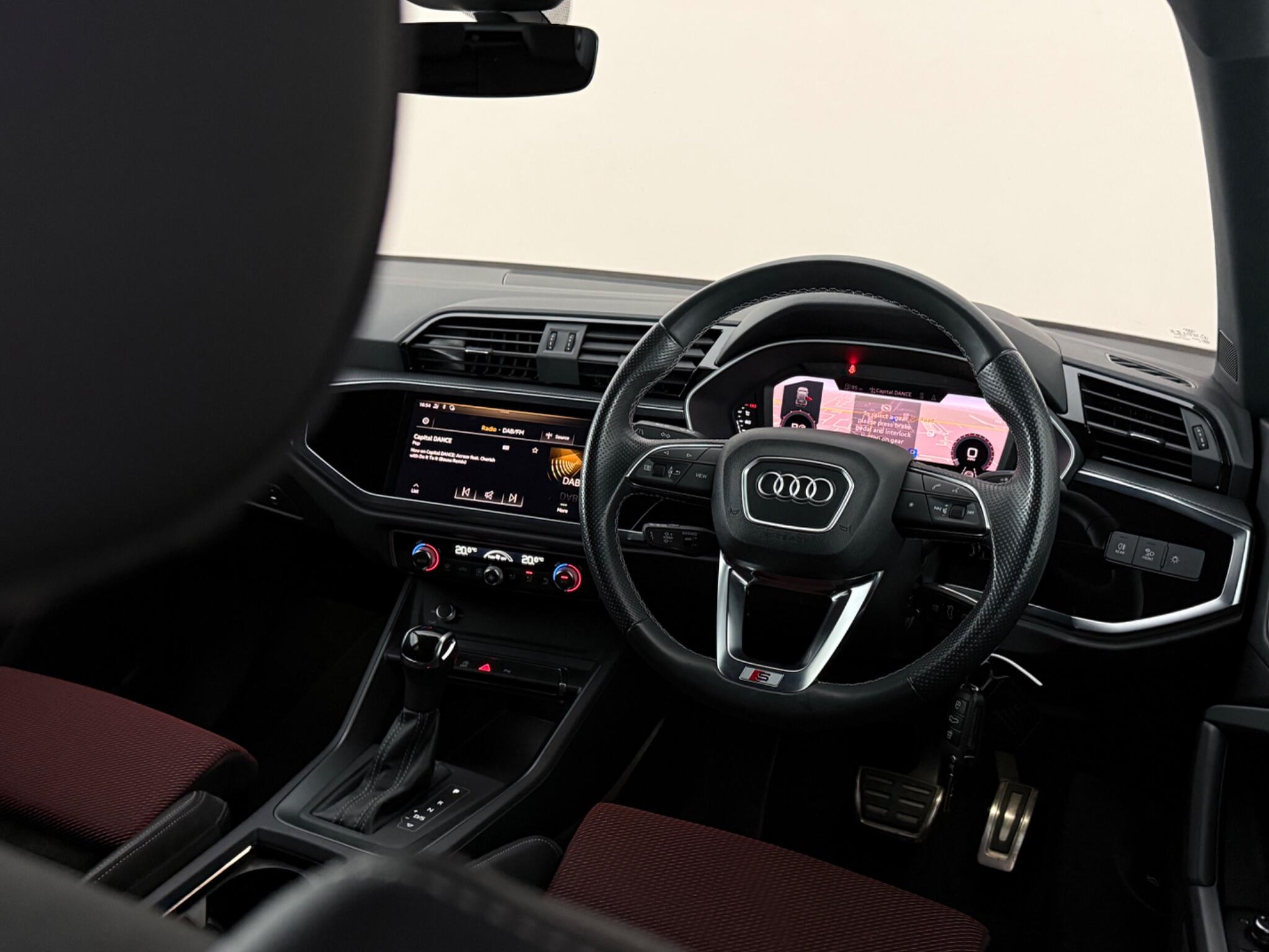 Audi Q3 view 14