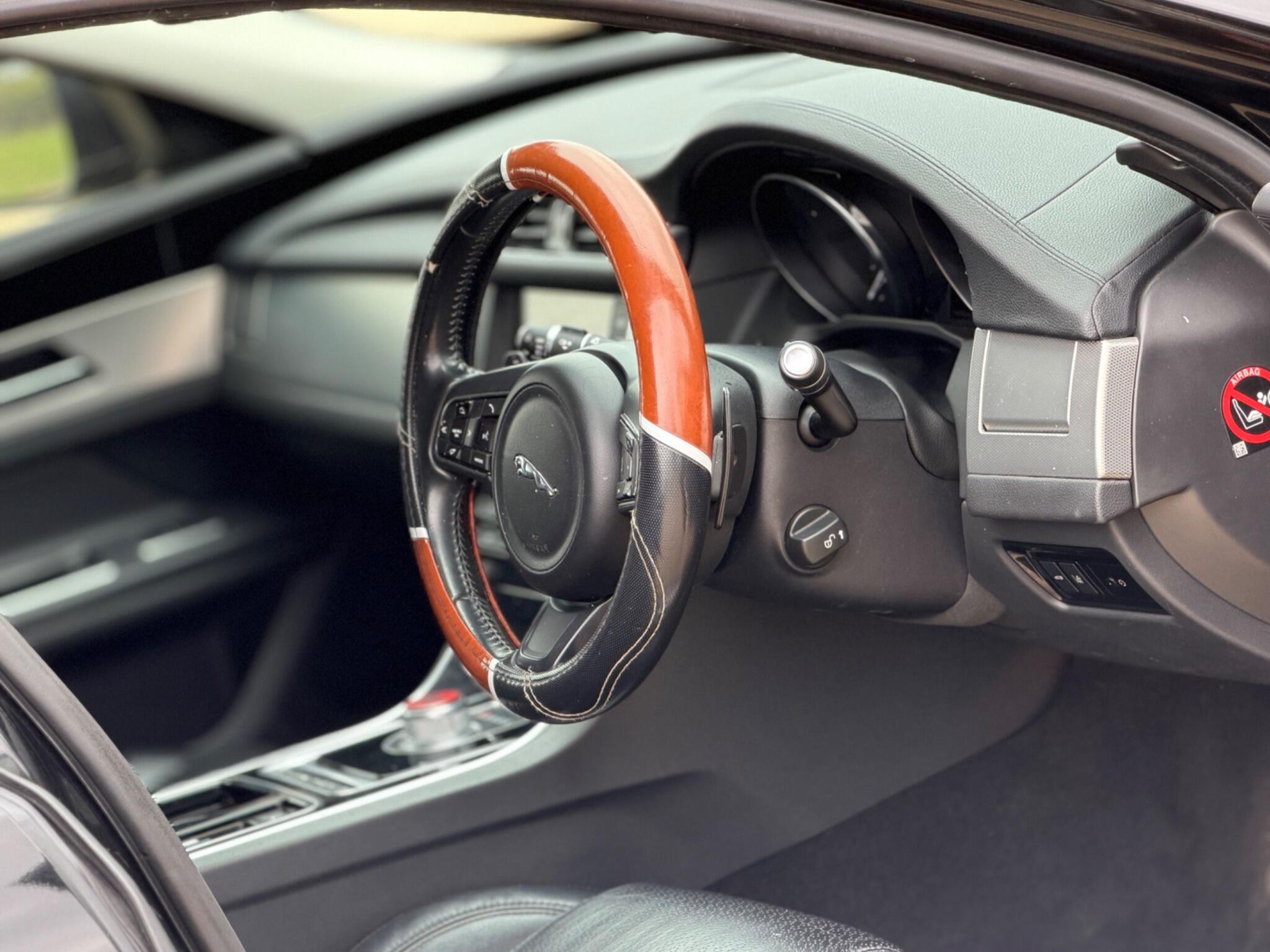 2016 Jaguar XF 2.0d Prestige Auto Euro 6 (s/s) 4dr image 19