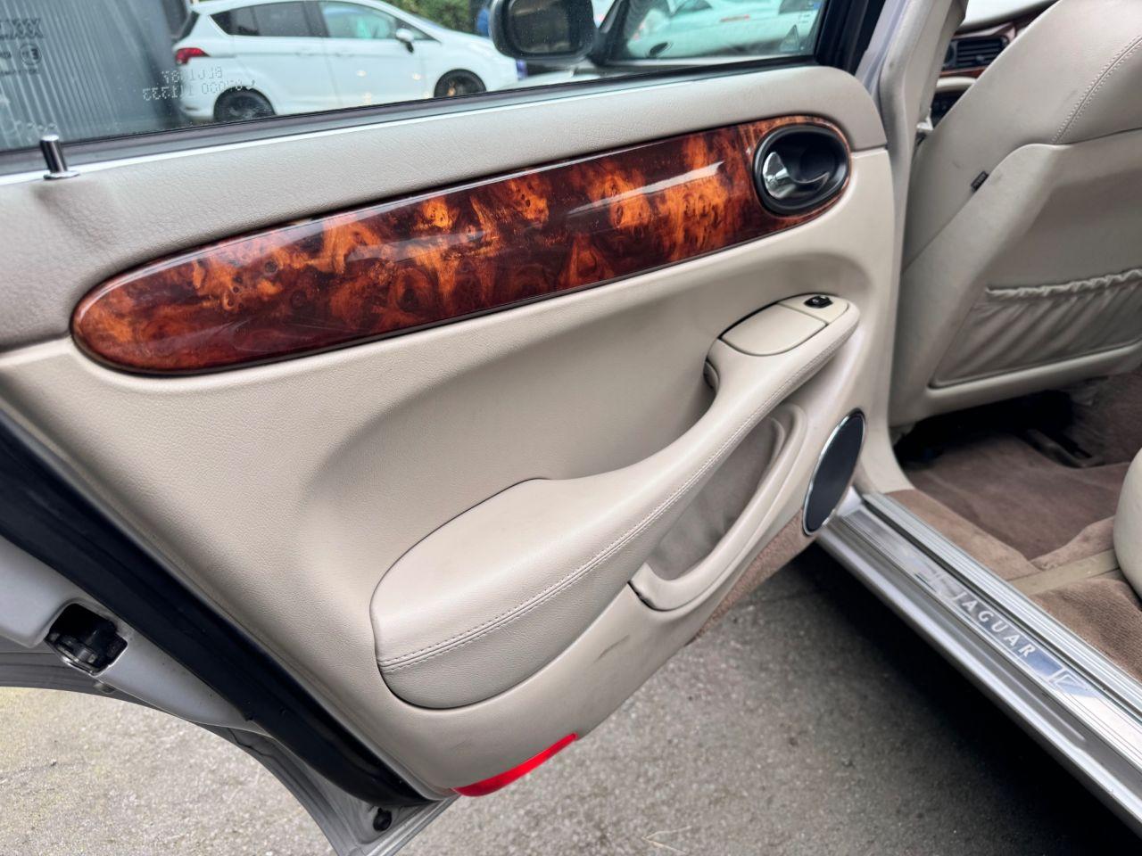 Jaguar XJ view 24