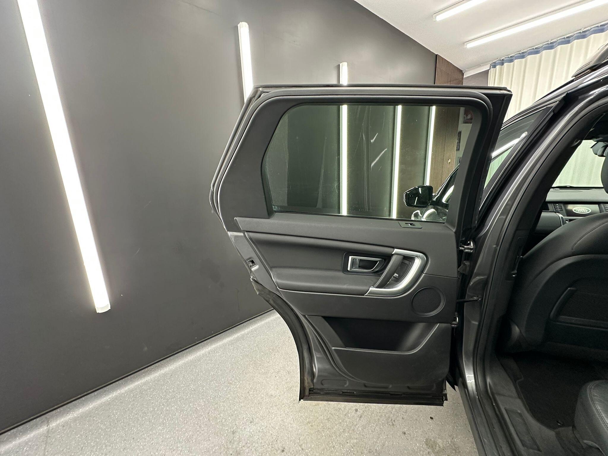 Land Rover Discovery Sport view 12