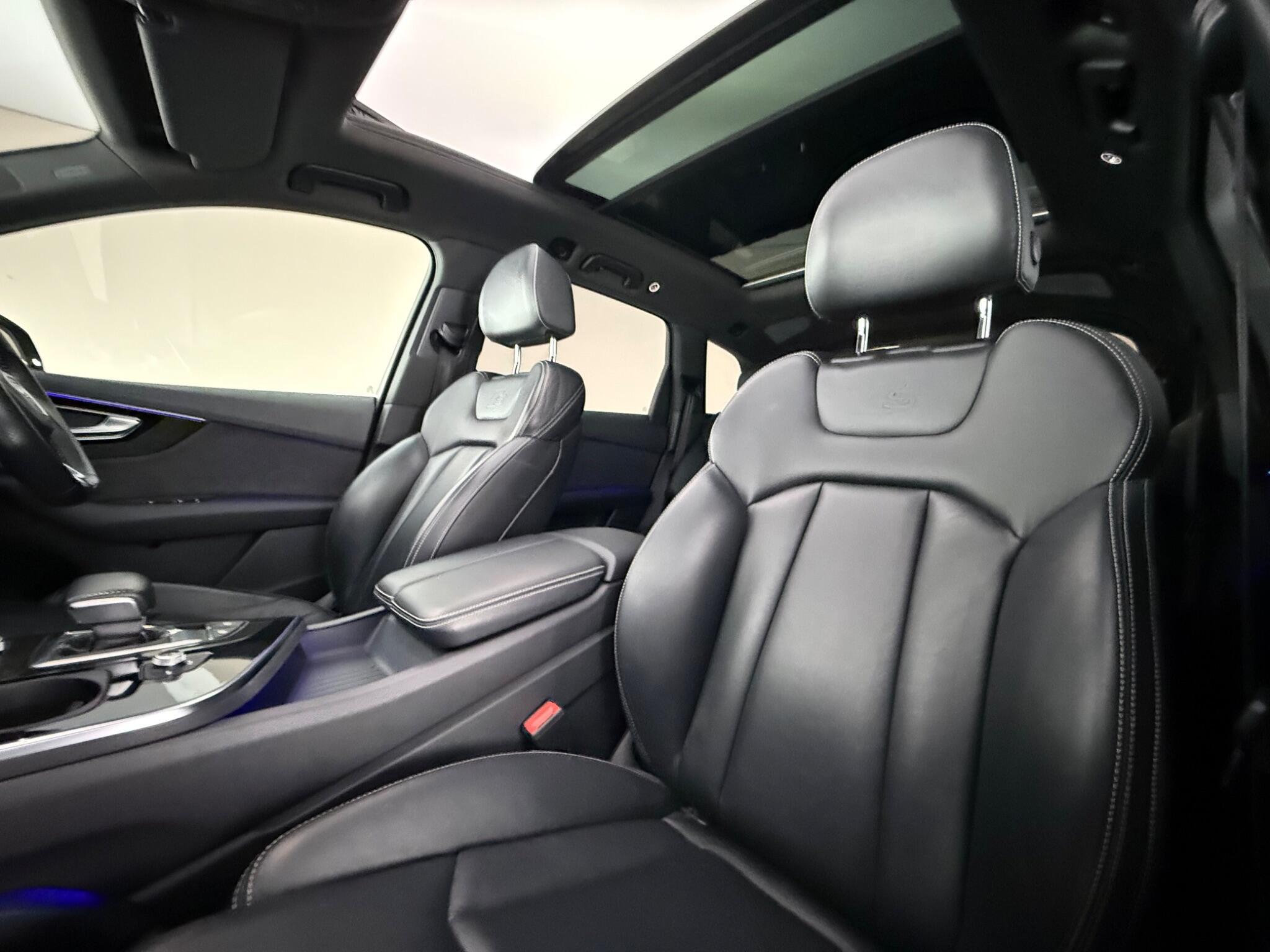 Audi Q7 view 32