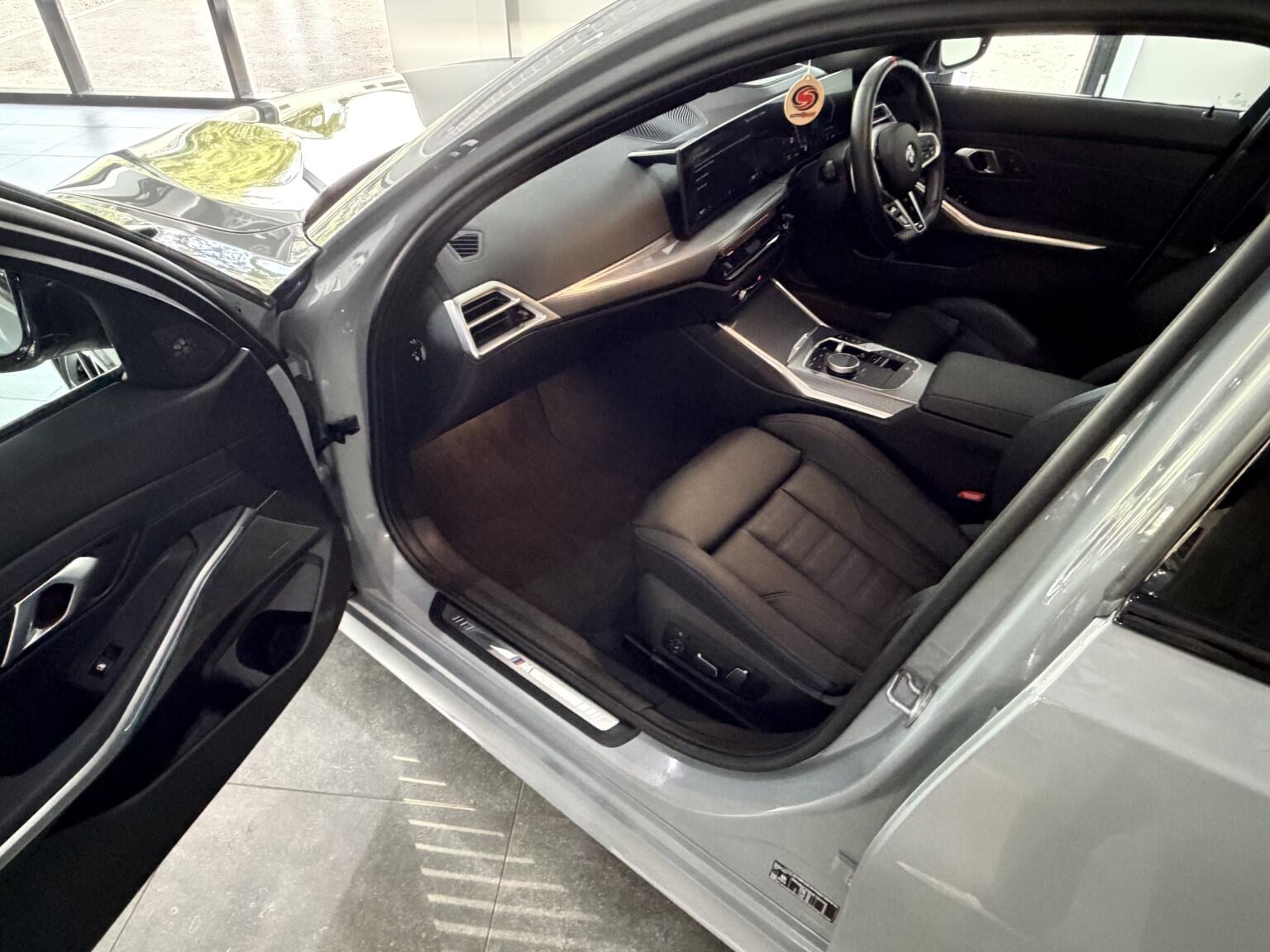 BMW 3 Series view 24