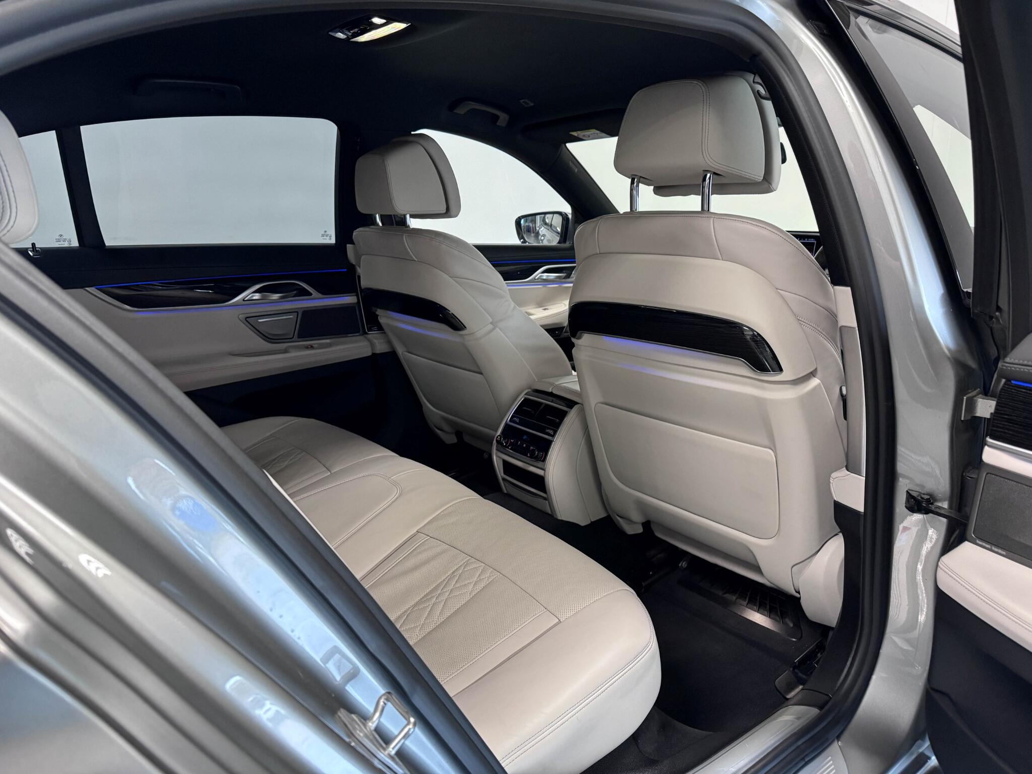 BMW 7 Series view 22