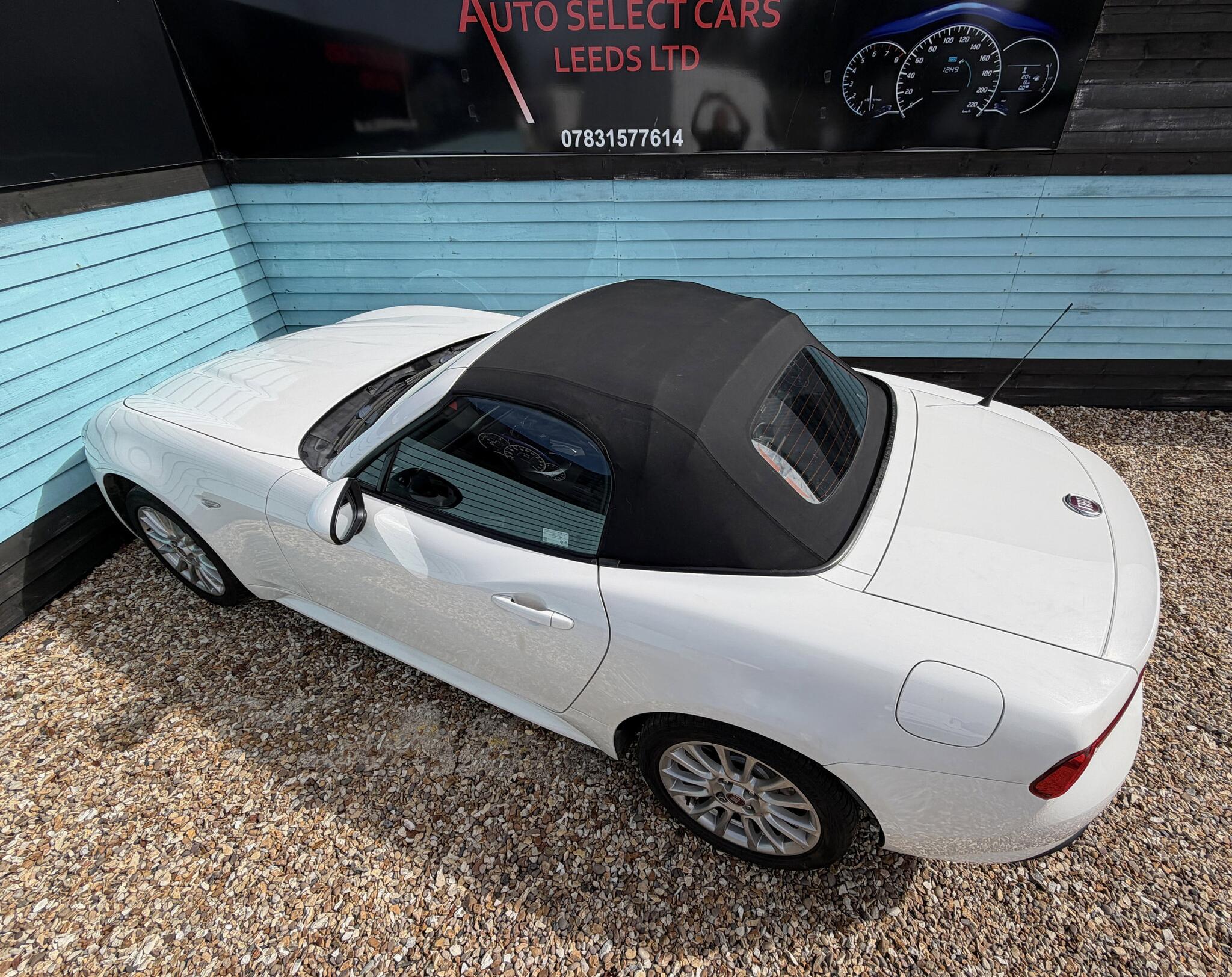 Fiat 124 Spider view 31