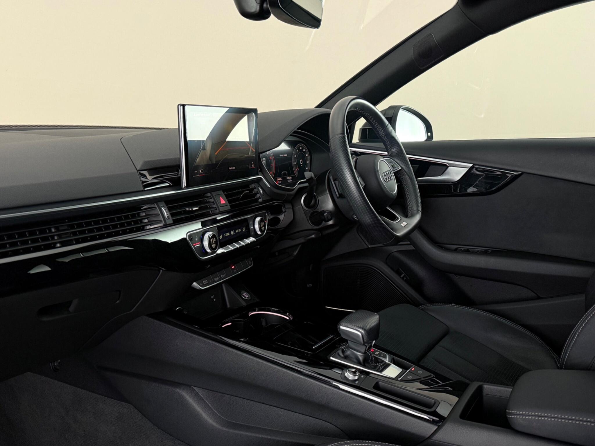 Audi A4 view 4