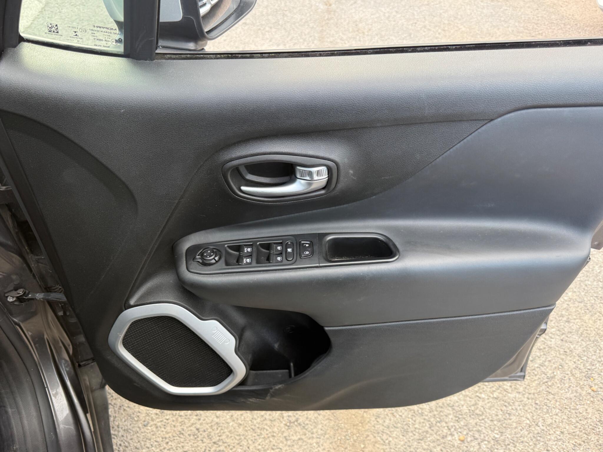 Jeep Renegade - Image 37