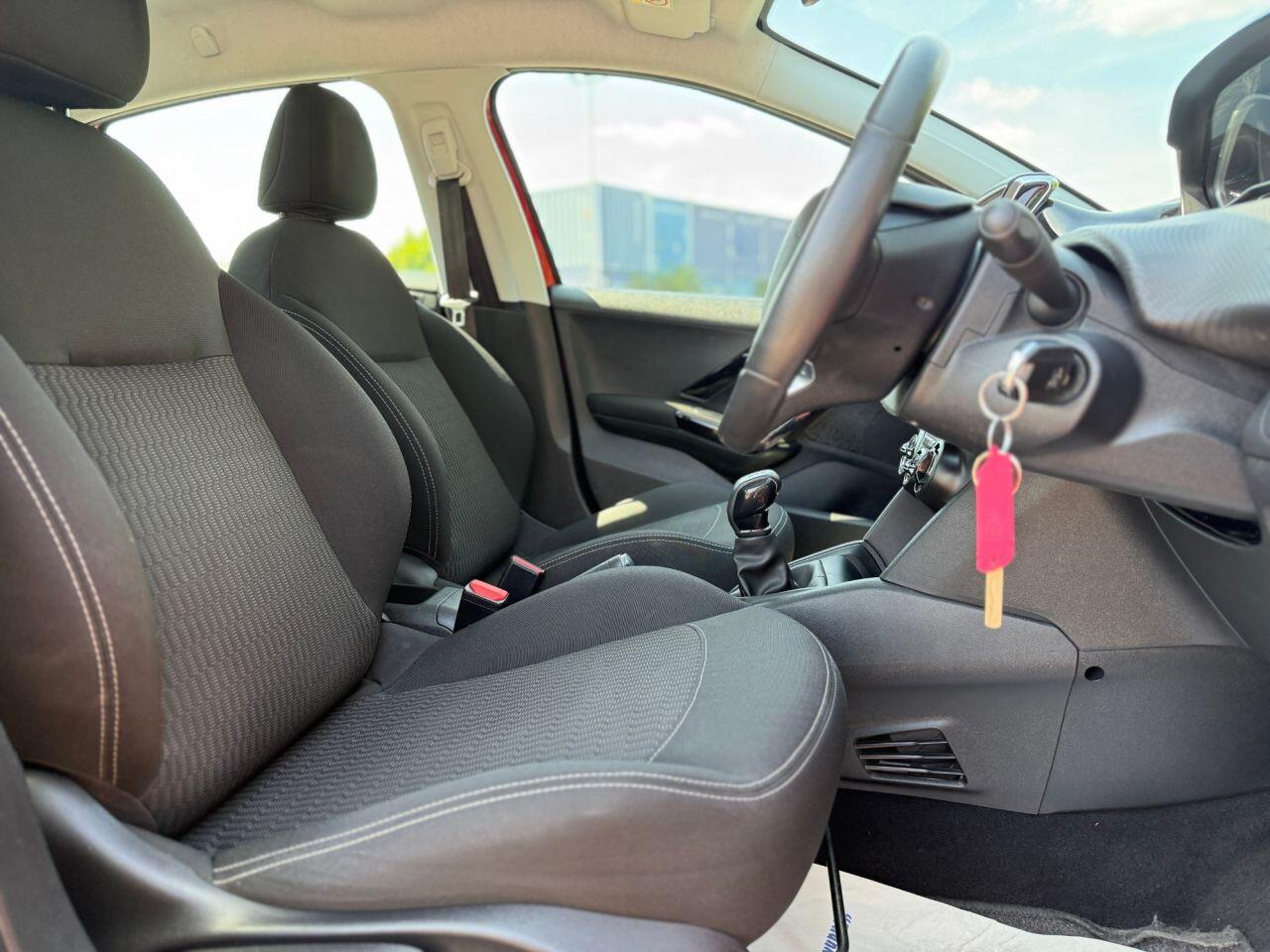 Peugeot 208 view 10