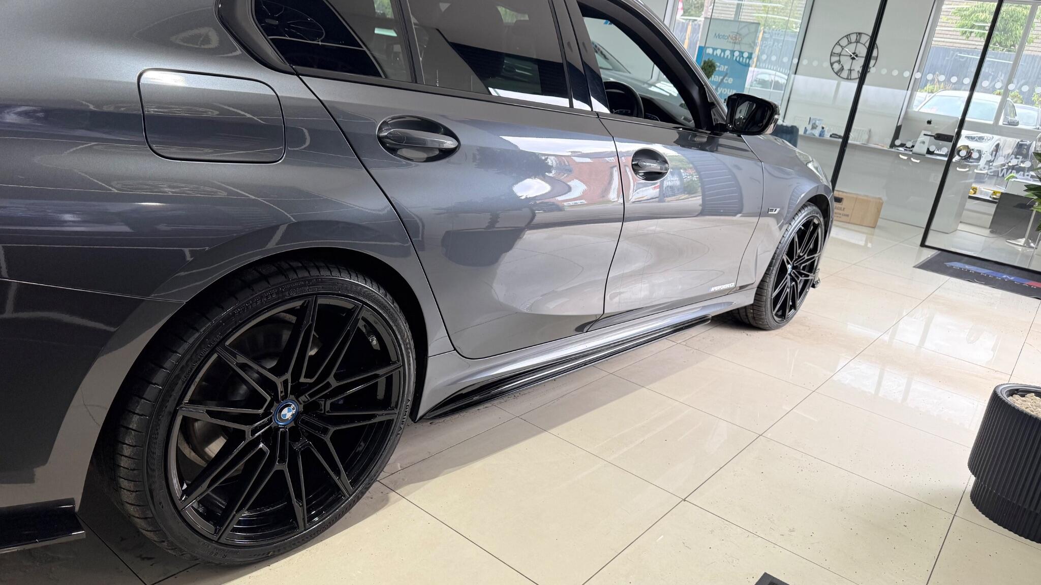 BMW 3 Series view 24
