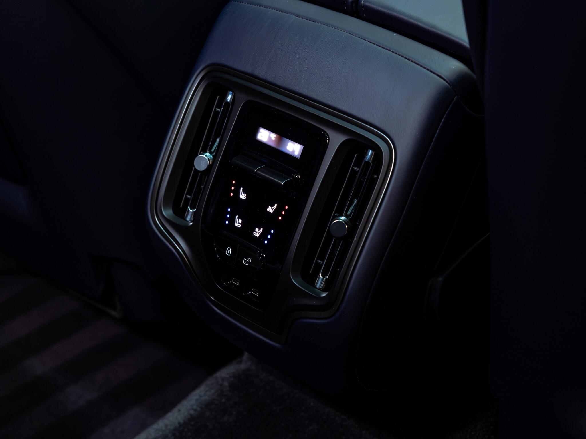 Aston Martin DBX view 27