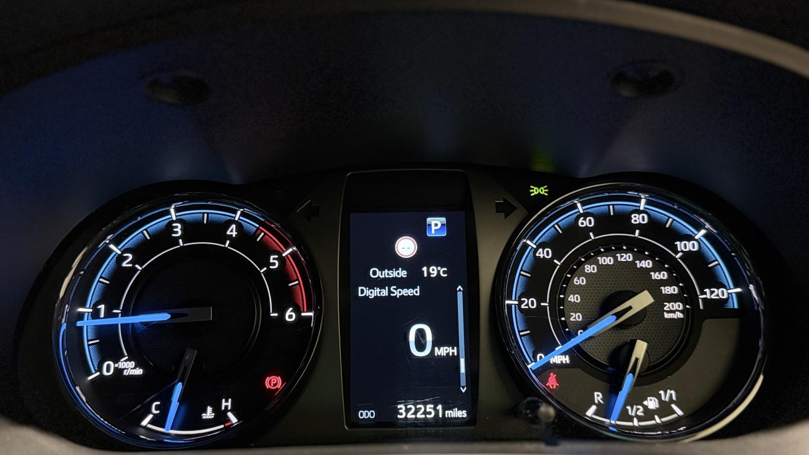 Toyota Hilux view 8