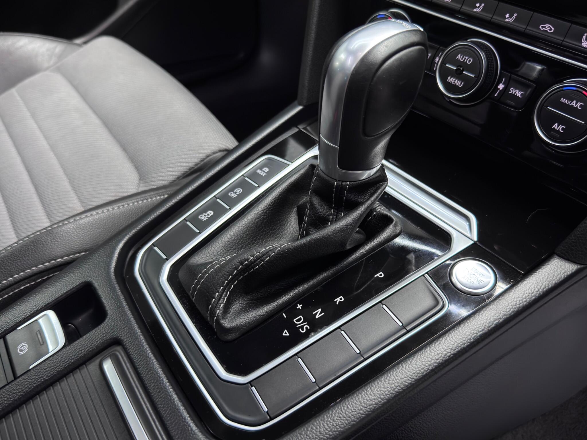 Volkswagen Passat view 11