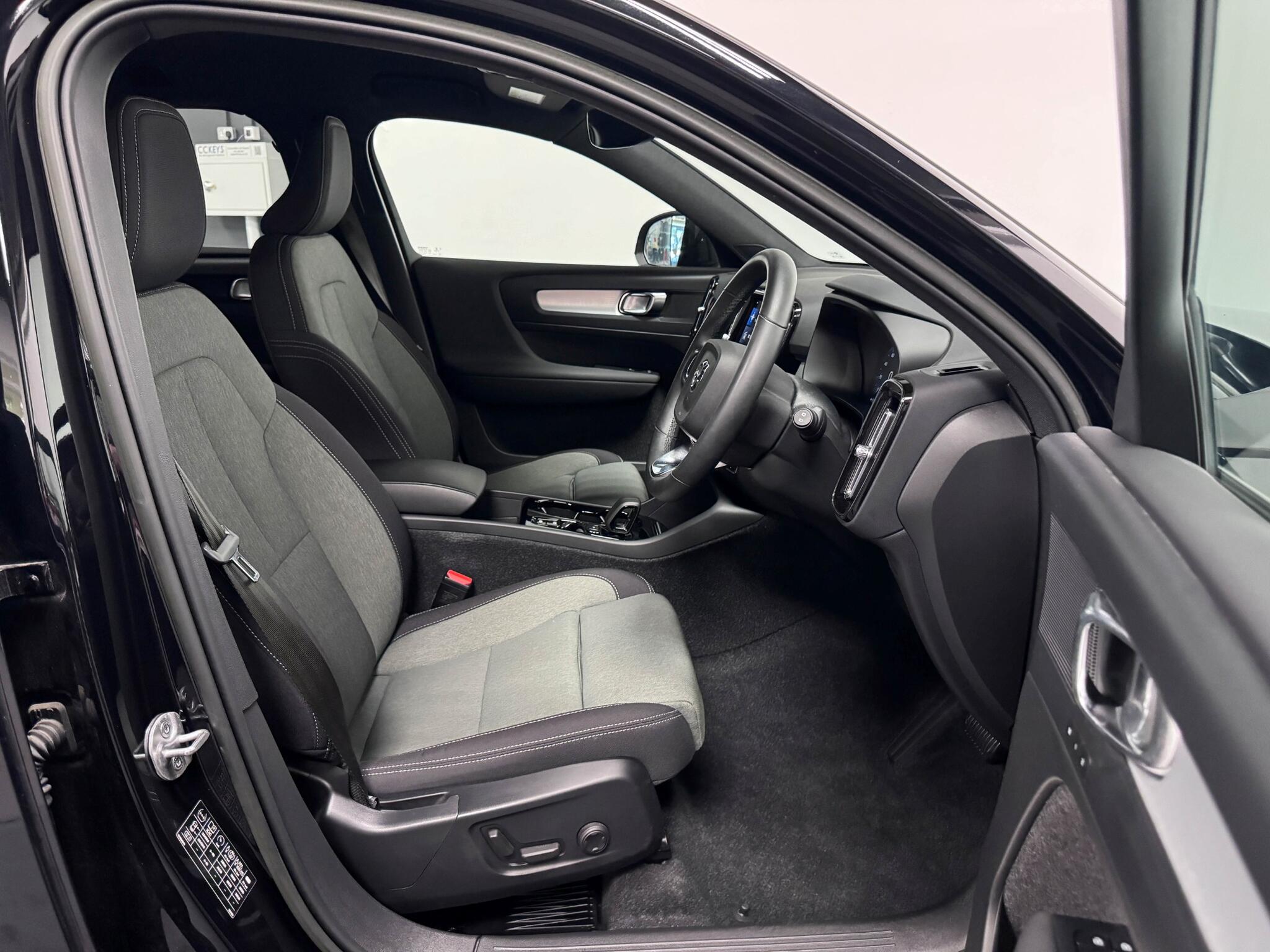 Volvo XC40 view 34