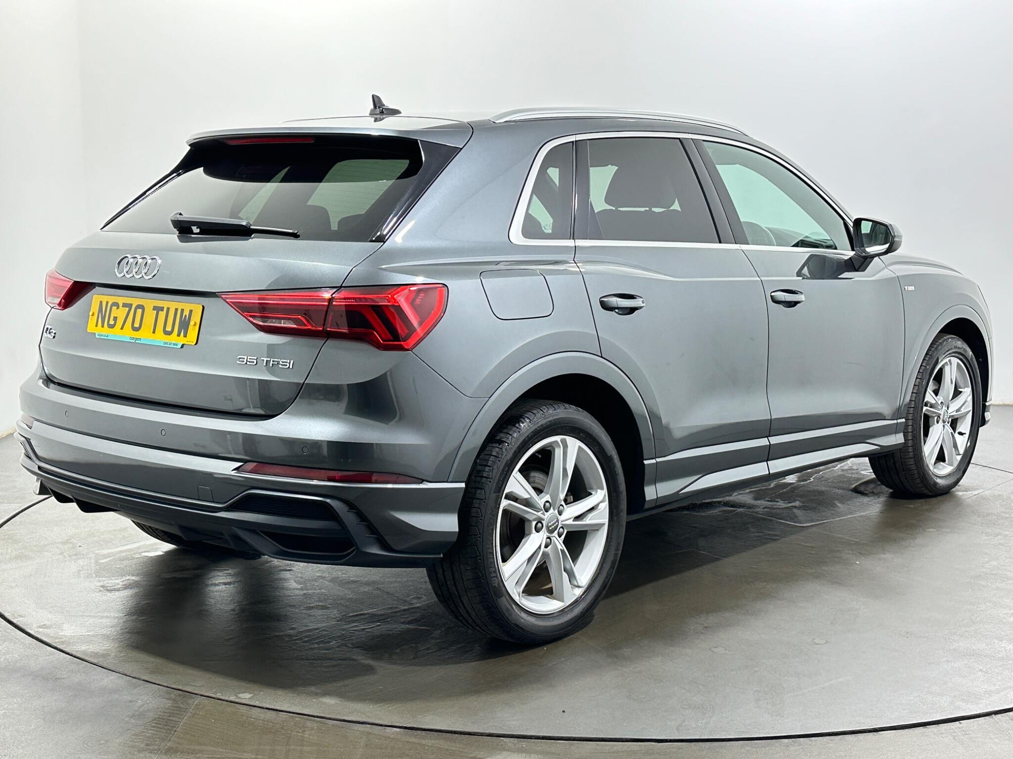 Audi Q3 view 8