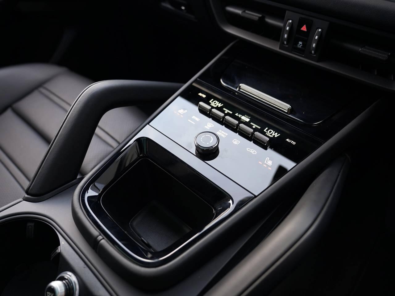Porsche Cayenne view 36